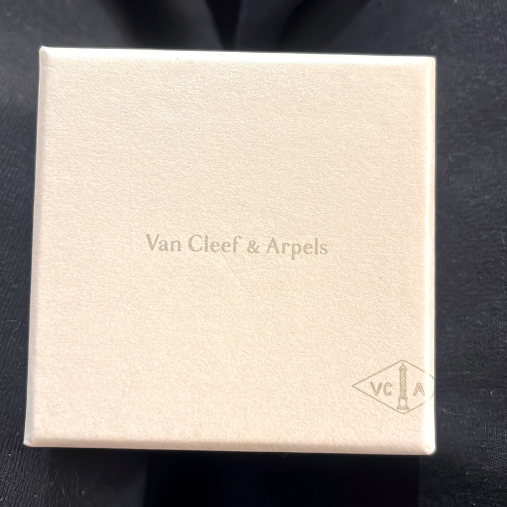 Van Cleef & Arpels NEW green suede ring box with white gift box cover